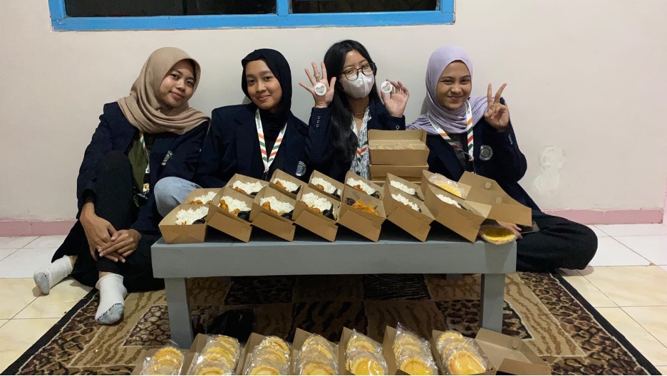 Aksi sosial yang dilakukan 4 mahasiswa Ilmu Komunikasi Universitas Negeri Malang yang membangun komunitas dan bergerak di bidang lingkungan.